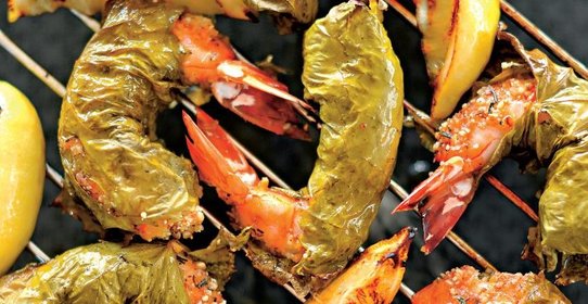 Креветки в виноградных листьях с дуккой