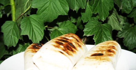 Тортильи с колбасками и капустным салатом на мангале