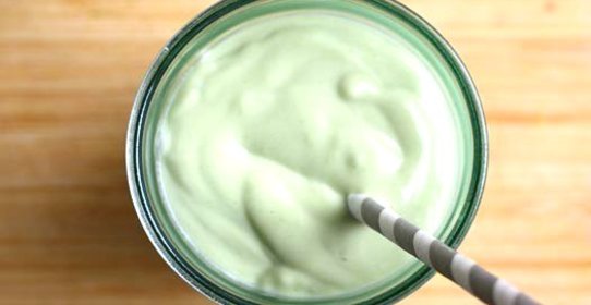 Густой утренний смузи с авокадо и кокосовым молоком