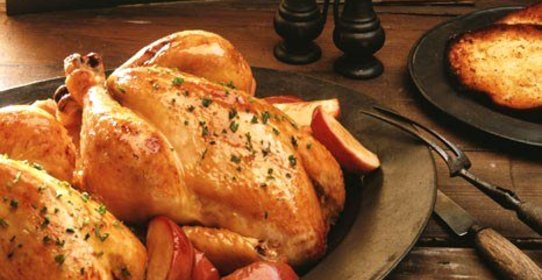 Золотистая курица с яблоками, луком и шалфеем