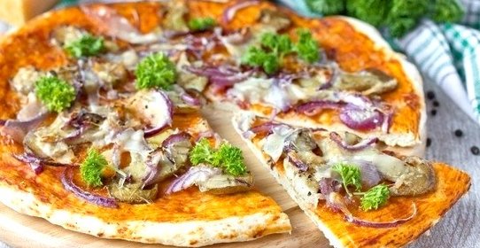 Пицца с белыми грибами, пармезаном и фиолетовым луком