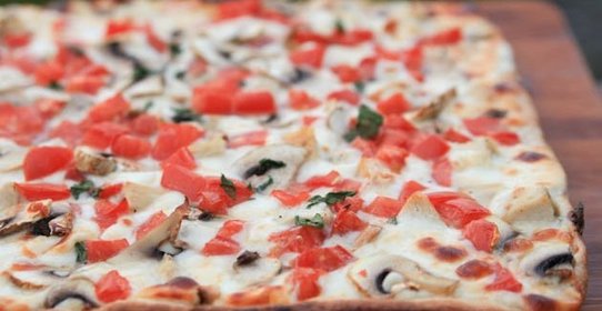 Пицца с курицей и грибами