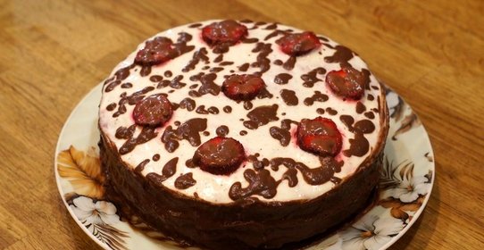 Торт с клубникой в мультиварке