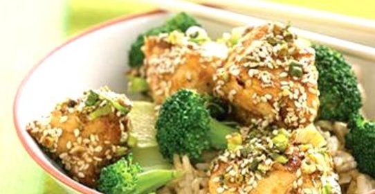 Курица с брокколи, рисом и кунжутом