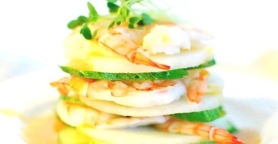 Салат с креветками и яблоком