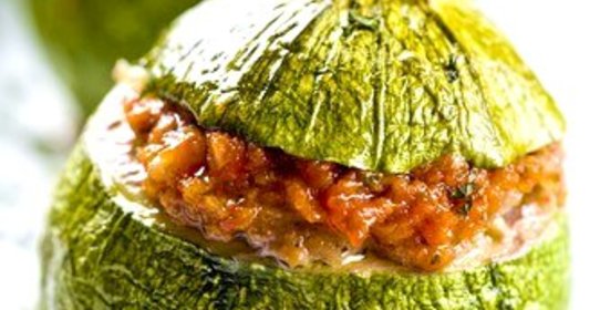 Кабачки, фаршированные мясом, со сметаной