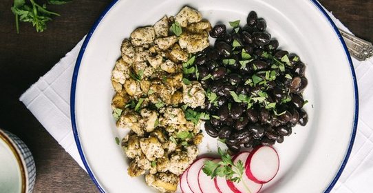 Тофу с черной фасолью и редисом