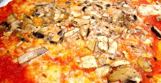 Пицца с грибами и помидорами