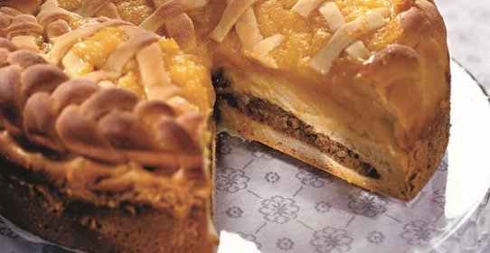 Пирог с курагой и орехами