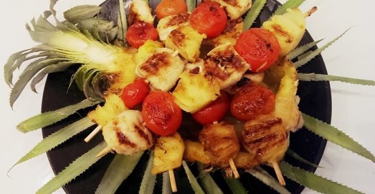 Шашлычки из курицы в лимонном маринаде с ананасом
