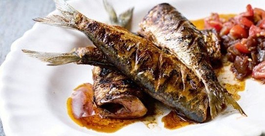 Сардины на гриле с томатным чатни