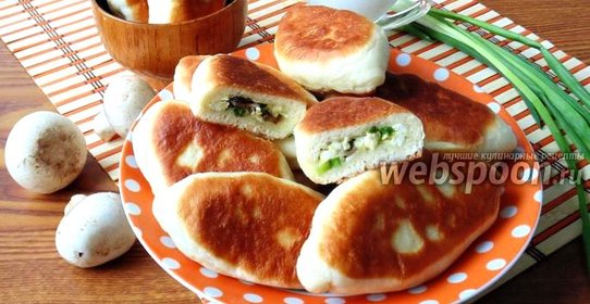 Жареные пирожки с грибами, яйцом и зелёным луком