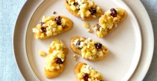 Брускетта с сырами, сушеной вишней и орехами