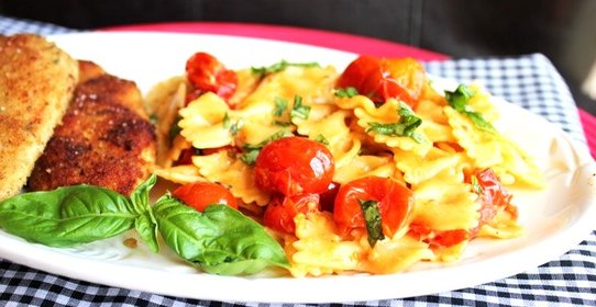 Паста с помидорами и сыром