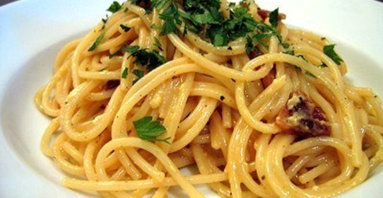 Спагетти карбонара с панчеттой и белым вином