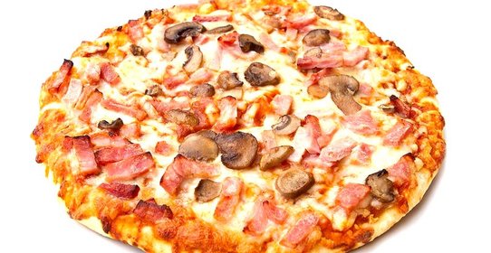 Пицца с грибами, колбасой и сыром