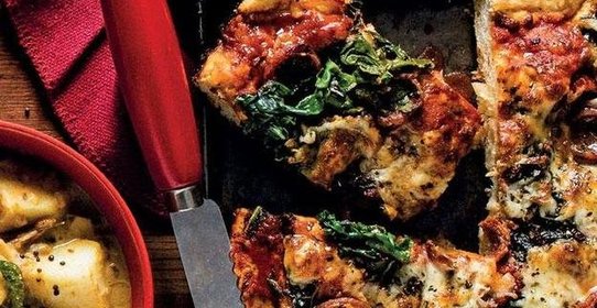 Пицца с сосисками и мангольдом