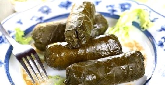 Козий сыр в виноградных листьях, маринованный в вине