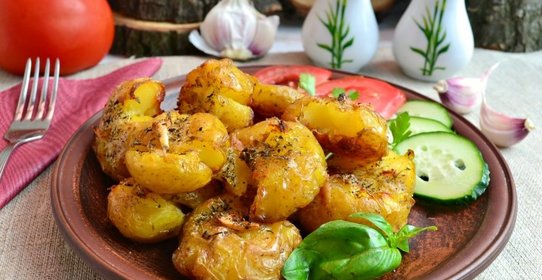 Давленный молодой картофель запеченный в духовке