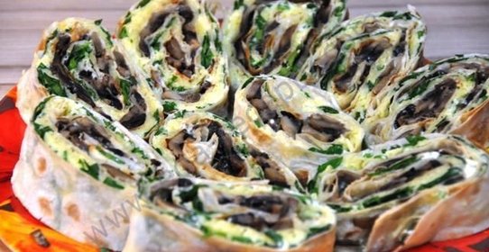 Рулет из лаваша с грибами и сыром
