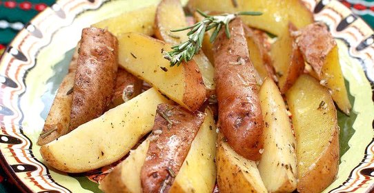 Картофель с розмарином и чесноком