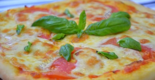 Классическая итальянская пицца Маргарита с моцареллой и помидорами