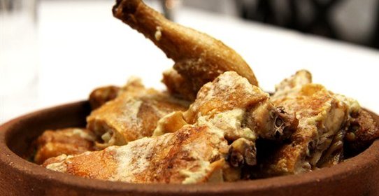 Цыпленок по‑чкмерски (цыпленок в чесночно-молочном соусе)