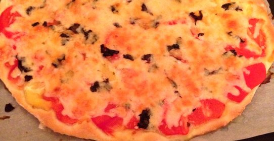 Пицца «Маргарита» с тертым сыром моцарелла на готовом тесте