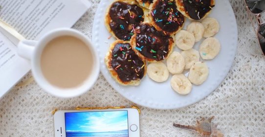 Диетические сырники с бананово-шоколадным пюре