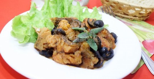 Треска с помидорами и маслинами