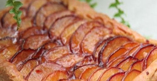 Открытый пирог с персиками