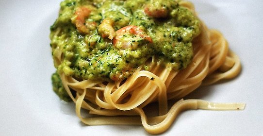 Паста с креветками в сливочном песто