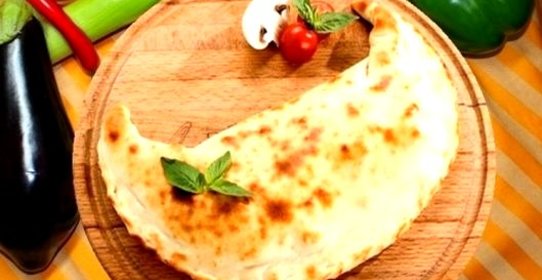 Пицца закрытая с курицей