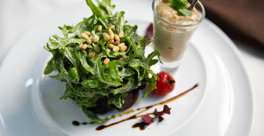 Салат с куриной печенью и рукколой