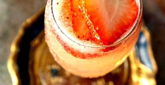 Коктейль из просекко с клубникой