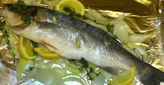 Сибас с тимьяном и чесноком