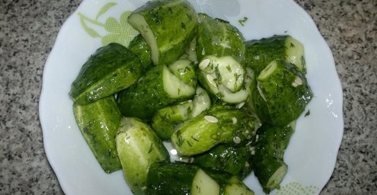 Быстрые малосольные огурцы в пакете с чесноком