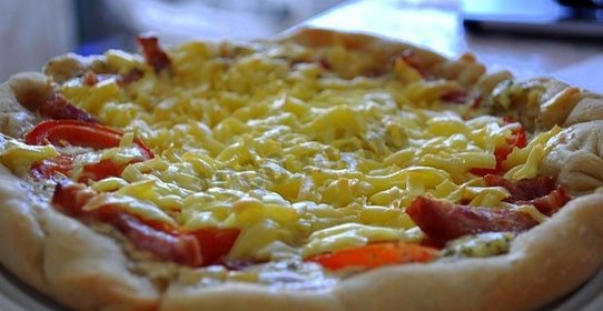 Мясная пицца с белым соусом в мультиварке