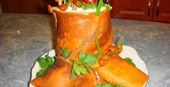 Грибной салат Пенек с опятами и ветчиной и блинами