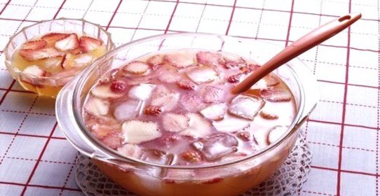 Суп с клубникой и фруктовым вином