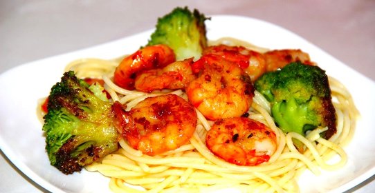 Паста с креветками и брокколи