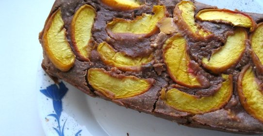 Творожный кекс с какао и персиками