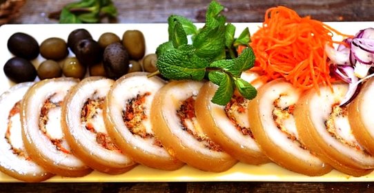 Рулет из свиного сала