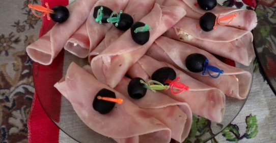 Рулетики из ветчины с сыром и яйцом