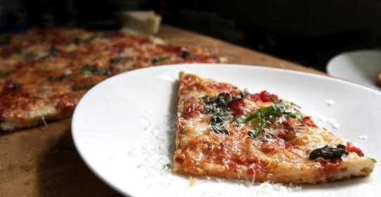 Пицца с помидорами и базиликом