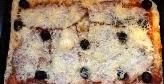 Пицца на тонком тесте с оливками