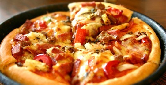 Пицца с сосисками и помидорами