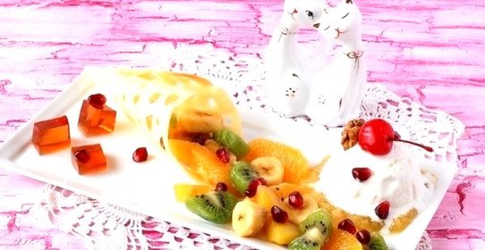 Фруктовый салат с мороженым и желе из глинтвейна