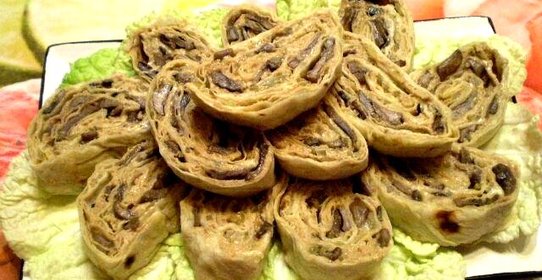 Рулет с мясным паштетом и шампиньонами