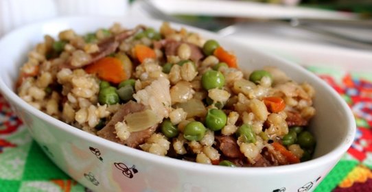 Перловая каша с беконом и зеленым горошком